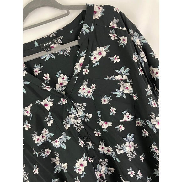 Torrid 5X Black White Floral Top Button Front V Neck Blouse Front Pocket - Picture 4 of 6